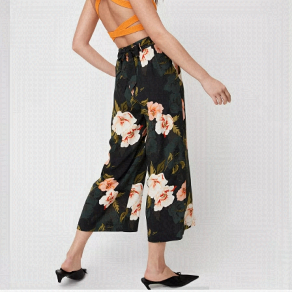 Aritzia Wilfred Faun pant in red floral